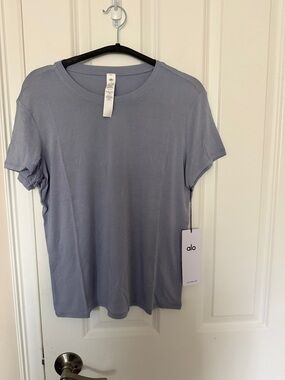 NWT ALO Yoga All Day Short Sleeve
$68 Retail Winter Frost size Medium